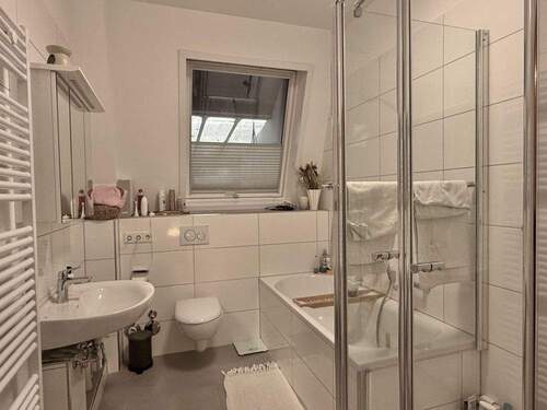 Bad mit Dusche und Badewanne - 