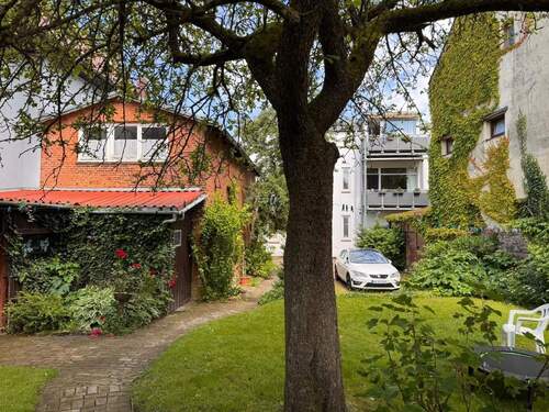 F-16-Rasenfläche_und_Nebengebäude - 