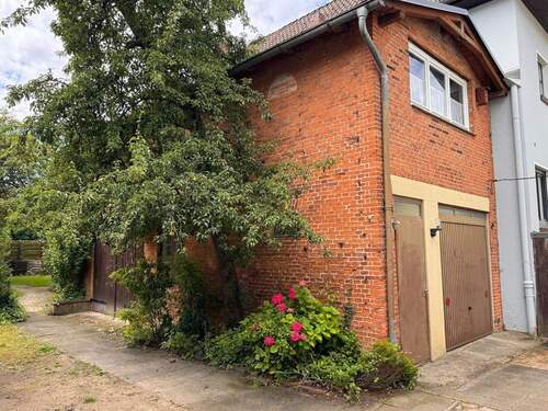 F-18-Nebengebäude_mit_Garage - 