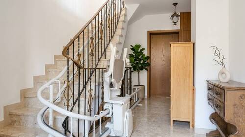 Flur im Erdgeschoss mit Treppenlift - 4 Zimmer Reihenmittelhaus in Grevenbroich