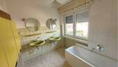 Badezimmer mit Fenster - 