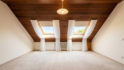 Zimmer im Dachgeschoss - 