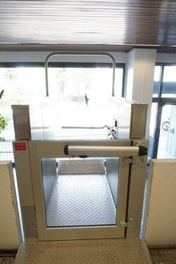 Behindertenaufzug zum EG - 