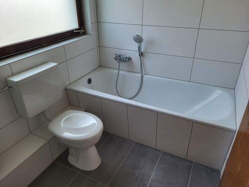 Badewanne und WC - 