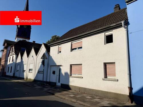 Straßenansicht - Wohnbaugrundstück mit Baugenehmigung in zentraler Lage! - Altbestand vermietet!