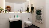 Ein modern gefliestes Badezimmer - Etagenwohnung mit 57,60 m&sup2; in Hasloh zum Kaufen