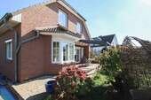 Seitenansicht mit Terrasse - Sofort wohlfühlen: 5-Zi.-EFH mit Garten, Garage und moderner Einbauküche in Hildesheim-Drispenstedt