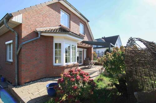 Seitenansicht mit Terrasse - Sofort wohlfühlen: 5-Zi.-EFH mit Garten, Garage und moderner Einbauküche in Hildesheim-Drispenstedt