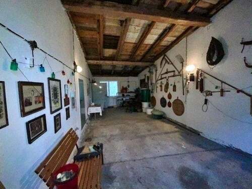 ehemalige Busgarage im Nebengebäude - 