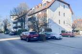 Straßenseite Zufahrt Parkplatz - Etagenwohnung mit 63,20 m&sup2; in Oberschleißheim zum Kaufen