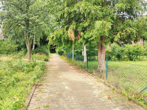 Blick am Grundstück entlang - 4 Zimmer Einfamilienhaus in Lüneburg