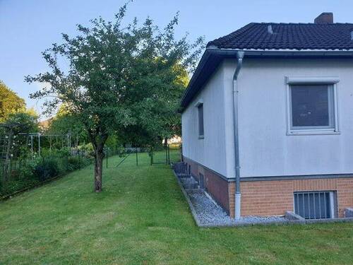 links um das Haus - 