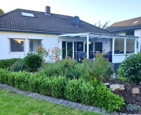 Perspektive aus dem Garten - Bungalow mit wunderschönem, großen Garten!!! Doppelgarage! Dach ausbaufähig!