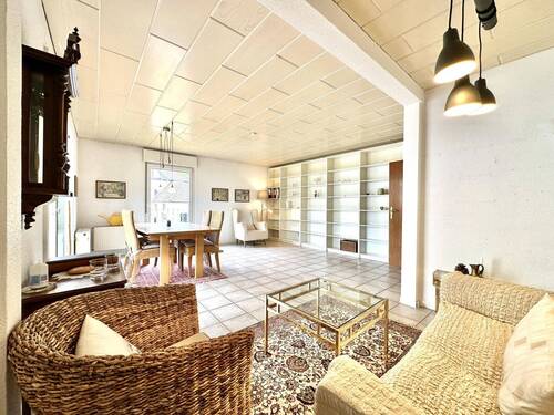 Blick ins helle Wohn- und Esszimmer - 