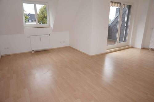 Wohnzimmer - frei ab 1.3.26 - Gemütliche Dachschrägen - Bad mit Fenster + Bodenkammer