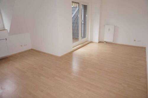 Wohnzimmer - 3 Zimmer Etagenwohnung zur Miete in Chemnitz