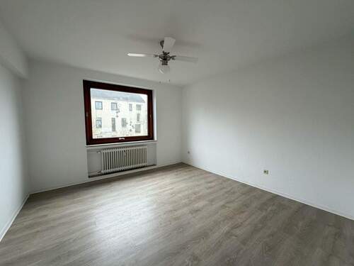 1. Zimmer Ansicht Tür.jpg - 2 Zimmer Etagenwohnung zur Miete in Bremerhaven