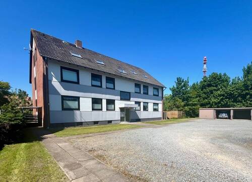Außenansicht mit Parkplatz und Garage - Etagenwohnung mit 59,00 m&sup2; in Garding zum Kaufen