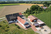 01_Drohnenflug - Charmanter Resthof mit Weitblick - Wohnen, Arbeiten & Leben im Grünen!