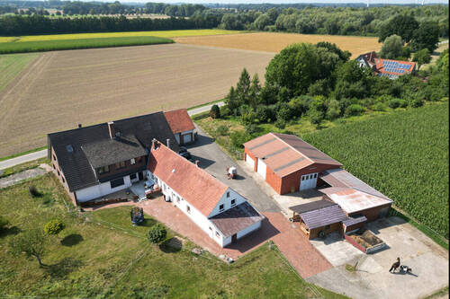 01_Drohnenflug - Charmanter Resthof mit Weitblick - Wohnen, Arbeiten & Leben im Grünen!