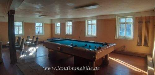 im Saal im ersten Stock - 