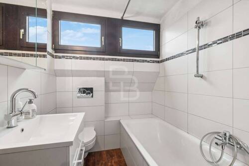 Tageslichtbad mit Badewanne - 