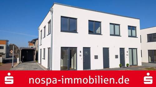 Frontansicht mit Carport - Effizienzklasse A+ - Moderne Doppelhaushälfte auf den Schleiterrassen!