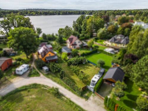 Bild 1 - Wohnen, wo andere Urlaub machen - Grundstück mit Seenähe und freiem Feldblick
