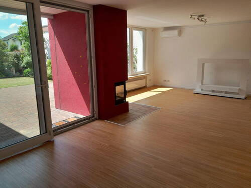 Wohnzimmer mit Klimaanlage - Einfamilienhaus mit 229,00 m² in Hanau zum Kaufen