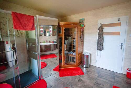 Hochwertiges Bad mit Dusche - 