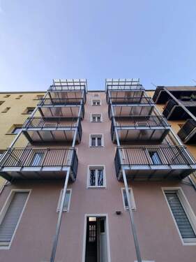 Hofansicht mit neuer Balkonanlage - 