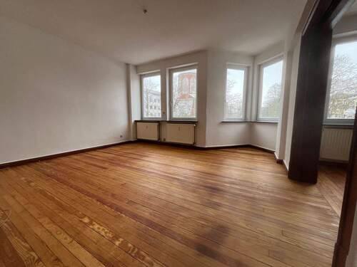 1. Zimmer.jpg - Teilrenovierte 4-ZKB-Wohnung mit Balkon in Bremerhaven