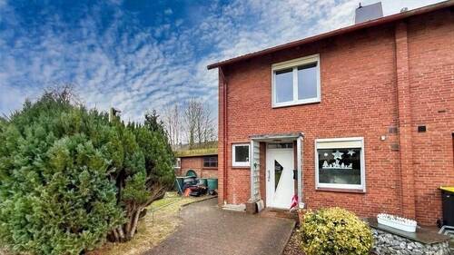 Straßenansicht - Vollständig unterkellertes Reihenendhaus mit Carport, Terrasse und Gartenhaus in Tarp