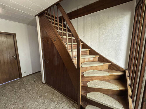 Flur mit Treppenaufgang - 