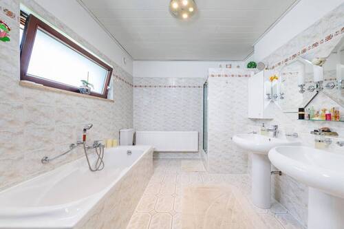 Geräumiges Vollbad - 