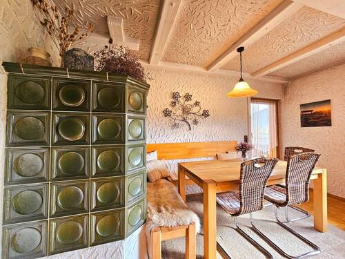 Kachelofen mit Sitzecke im Wohnzimmer - 7 Zimmer Einfamilienhaus in Vöhrenbach
