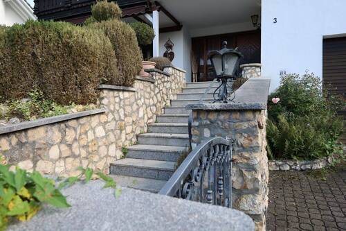 Treppenaufgang Außen - 6 Zimmer Einfamilienhaus in Albstadt