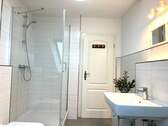 Bad mit Dusche - 