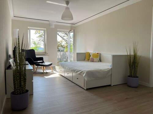 Wohnzimmer mit Zugang Balkon - 2 Zimmer Etagenwohnung zur Miete in Leipzig