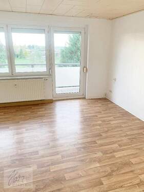 Wohnzimmer mit Blick Richtung Balkon - 1 Zimmer Etagenwohnung zum Kaufen in Wülknitz