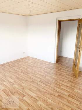 Wohnzimmer mit Blick Richtung Flurbereich - 1 Zimmer Etagenwohnung in Wülknitz