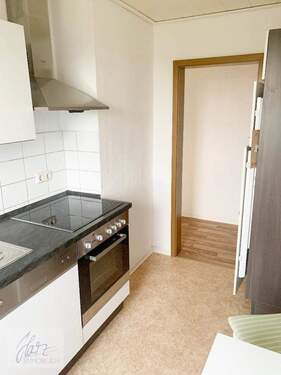 Küche mit Ceranfeldherd und Geschirrspüler - 