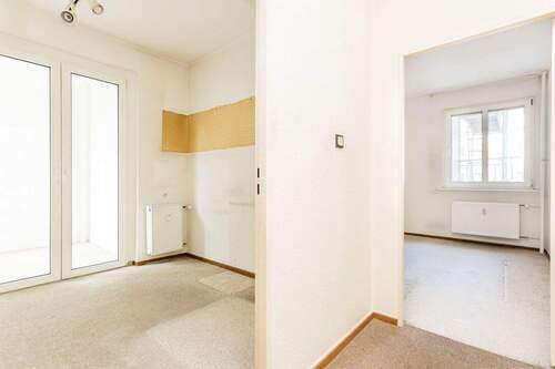 Flur mit Blick auf halbes Zimmer und Schlafzimmer - 