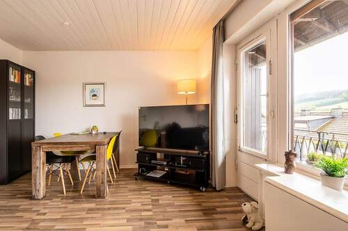 18351 Wohnbereich - 4 Zimmer Doppelhaushälfte in Neroth