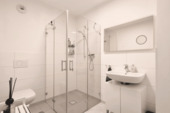 Bad mit bodentiefer Dusche - 