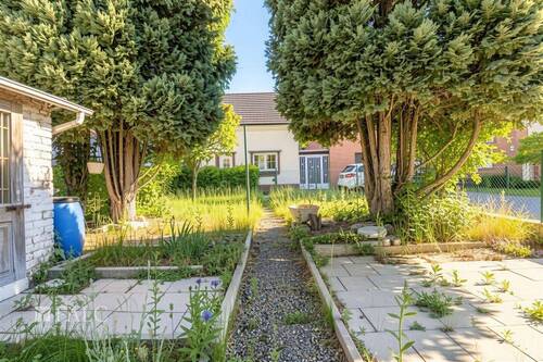 Garten mit Hausansicht - (KI generiert) - 