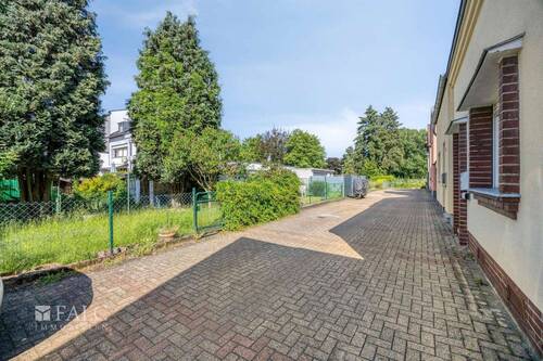 Straße mit Garten - 