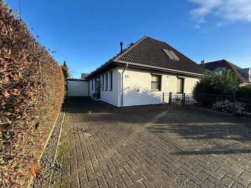 Ansicht und Hofeinfahrt mit Garage - 6 Zimmer Bungalow zum Kaufen in Nienburg (Weser) / Holtorf