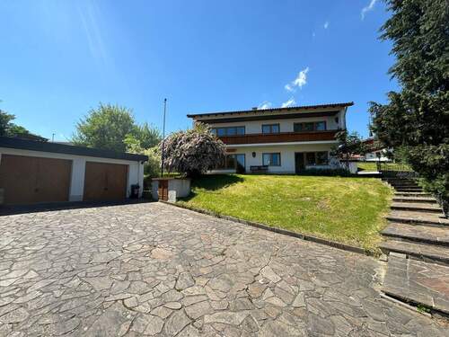 Hausansicht - Einfamilienhaus mit Einliegerwohnung: Naturnahes Wohnen in begehrter Lage mit großem Potenzial