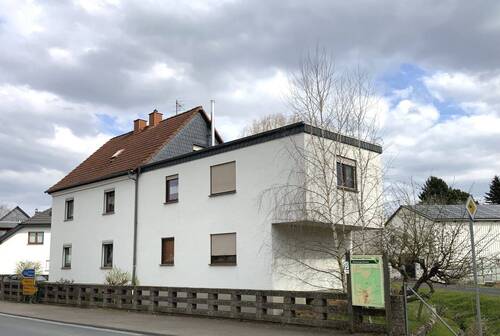 Straßenansicht mit Anbau - 6 Zimmer Einfamilienhaus zum Kaufen in Schöffengrund